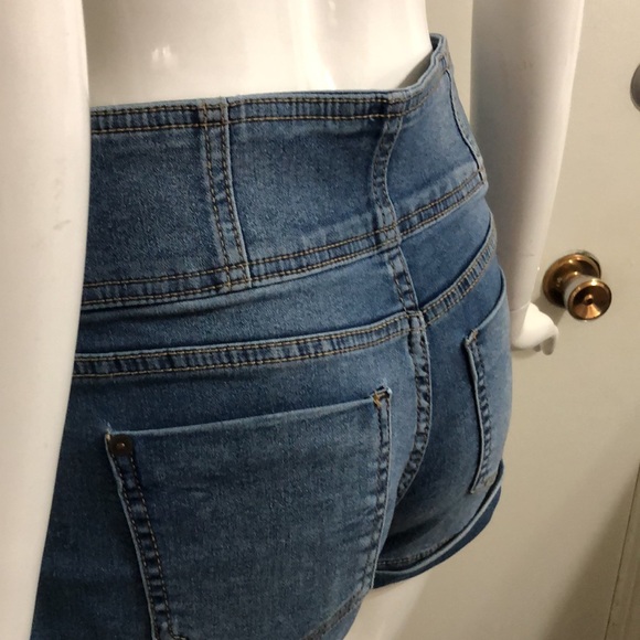 No Boundaries High Rise Stretch Waist Jean Shorts size 7 - Picture 3 of 6